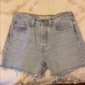 Levi wedgie shorts 26